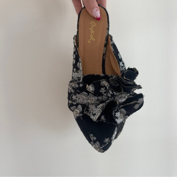 Qupid Black & Silver Brocade Bow Pointed Toe Mules - Picture 8 of 9